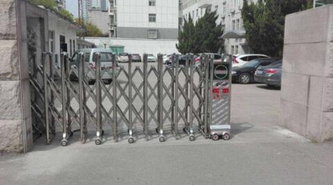 张家口金蚂蚁科技有限公司大门口的伸缩门由张家口出安智能提供