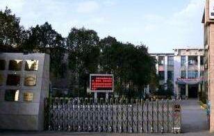 张家口出安智能伸缩门进驻张家口东方中学大门口