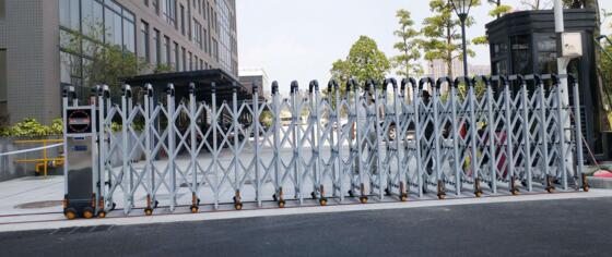 张家口出安智能伸缩门成为张家口恒泰集成房屋有限公司的门柱