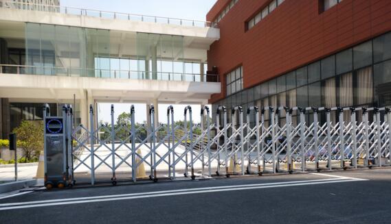 秦皇岛市第十六中学与秦皇岛出安智能伸缩门达成合作协议