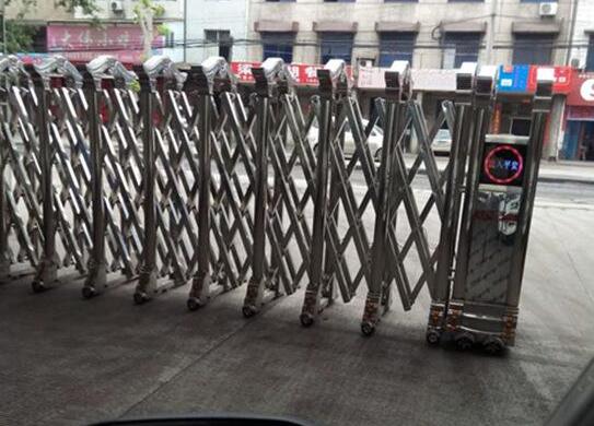 秦皇岛出安智能为秦皇岛富连京电子股份有限公司大门口增添亮丽电动伸缩门