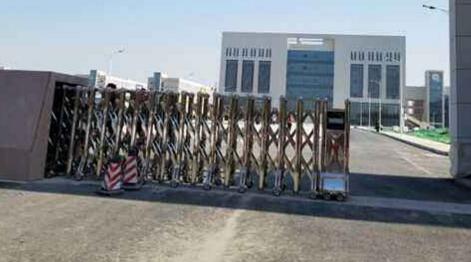 秦皇岛出安智能伸缩门闪亮在秦皇岛东方航空服务专业学校大门口