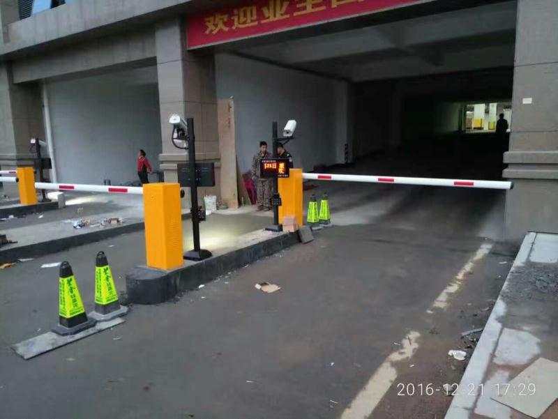 热烈祝贺六盘水出安智能道闸进驻六盘水国贸广场停车场