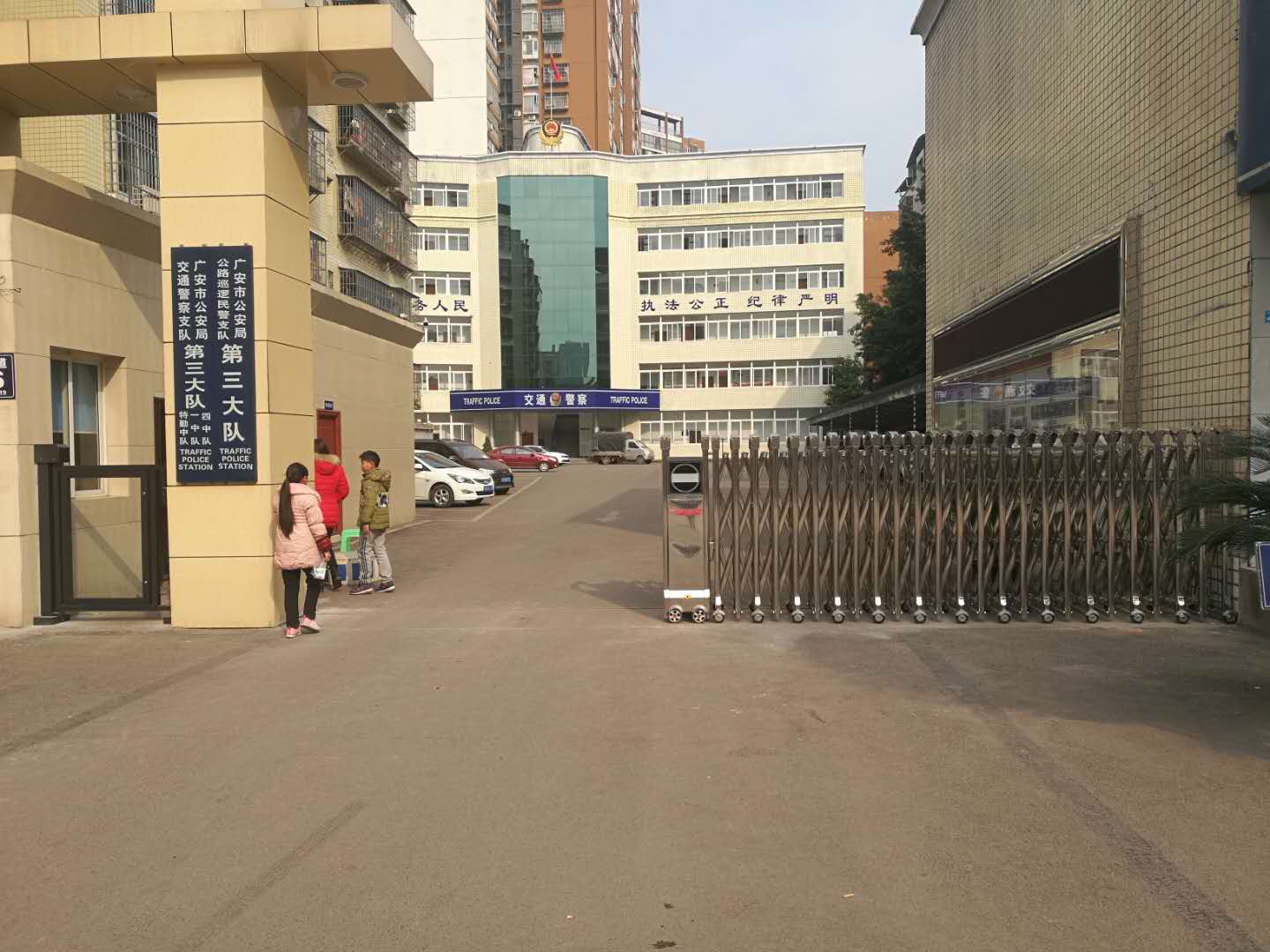 广安出安智能电动伸缩门进驻广安前锋交警三大队