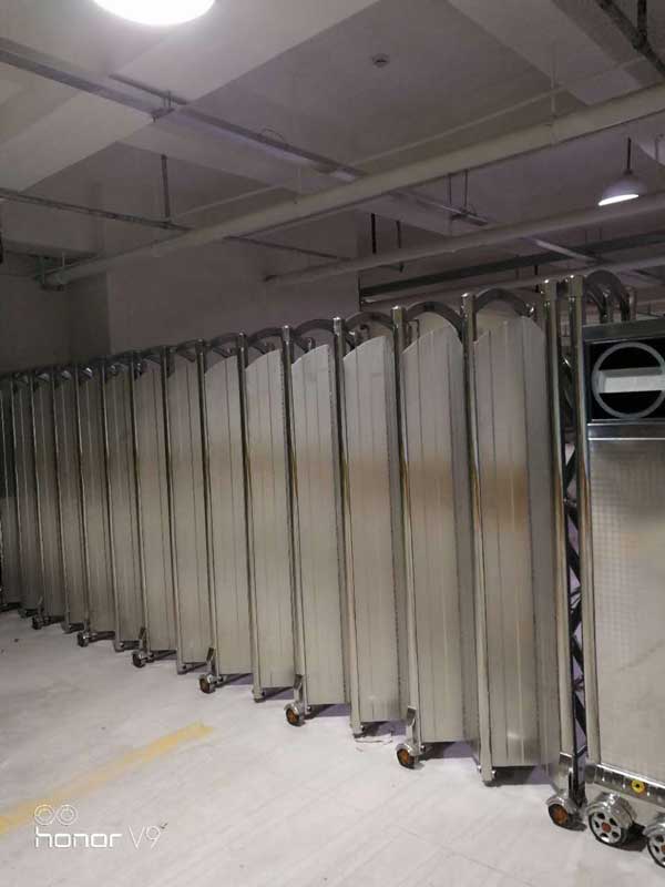 热烈祝贺广安出安智能电动伸缩门进驻广安好人家购物中心停车场