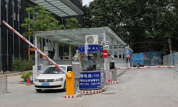 防城港车牌识别一体机完美配合停车场收费系统