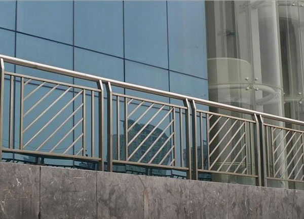 拉萨出安智能护栏安装在浙商国际大门口