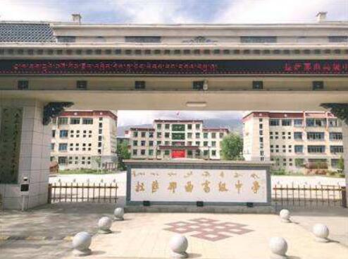 拉萨出安智能升降柱亮相在拉萨那曲高级中学大门口    