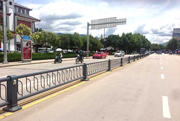 庆贺丽江出安智能道路护栏进驻丽江街道