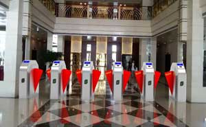 新泰广场翼闸案例 - 中出网-智能出入口与停车充电门户