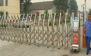 西岚家园伸缩门案例 - 中出网-智能出入口与停车充电门户