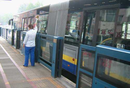 北京南中轴快速公交屏蔽门案例 - 中出网-智能出入口门户