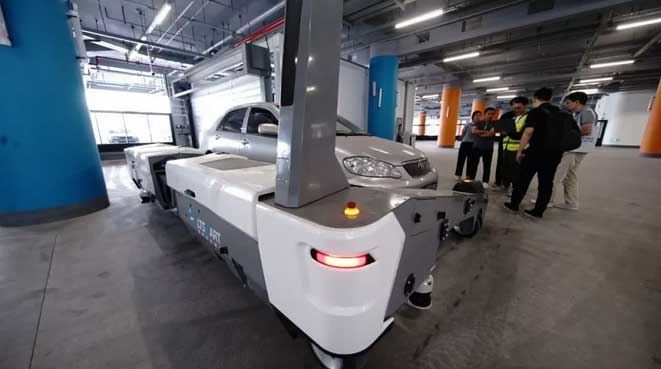 大兴国际机场停车场的停车机器人