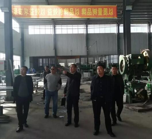 窦总陪同协会领导参观企业生产车间