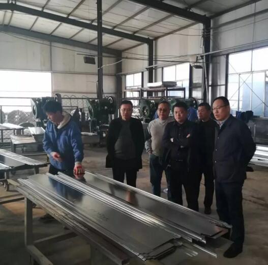 窦总陪同协会领导参观企业生产车间