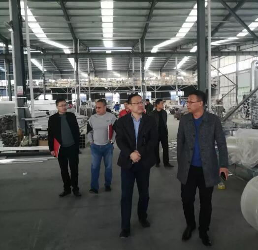 在高总的陪同下，协会一行参观了昌茂铝艺的生产车间及展厅