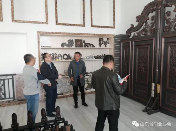 在高总的陪同下，协会一行参观了昌茂铝艺的生产车间及展厅