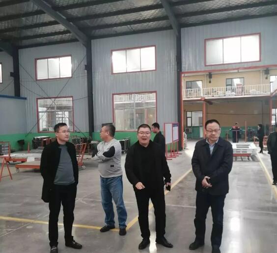 在陈总的陪同下，协会一行参观企业生产车间