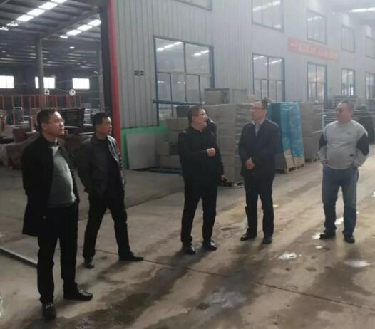 在陈总的陪同下，协会一行参观企业生产车间