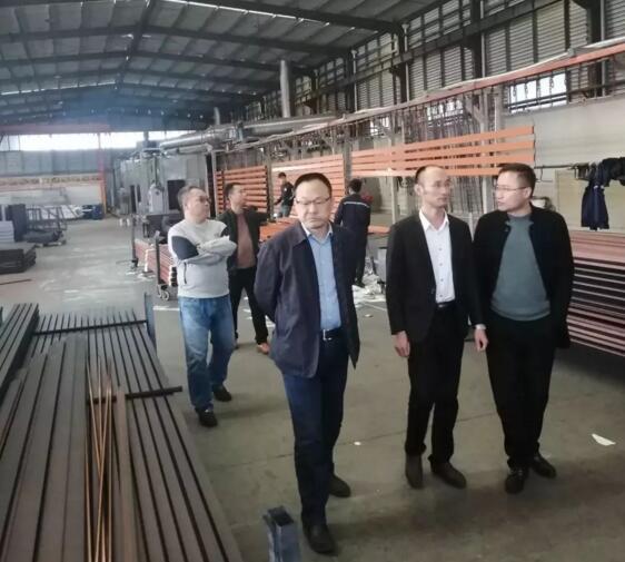 在张总的陪同下，协会一行参观企业生产车间