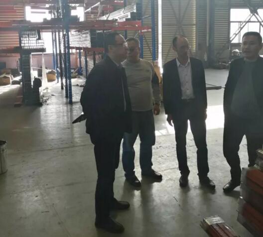 在张总的陪同下，协会一行参观企业生产车间