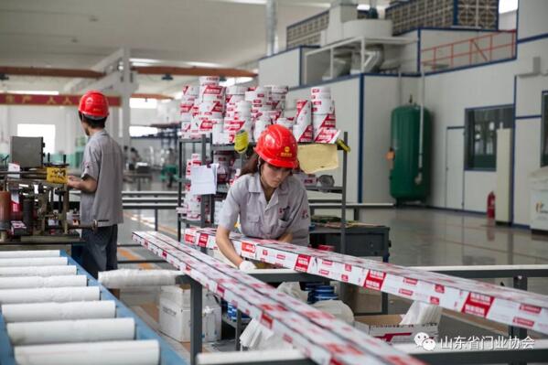 参观企业生产车间