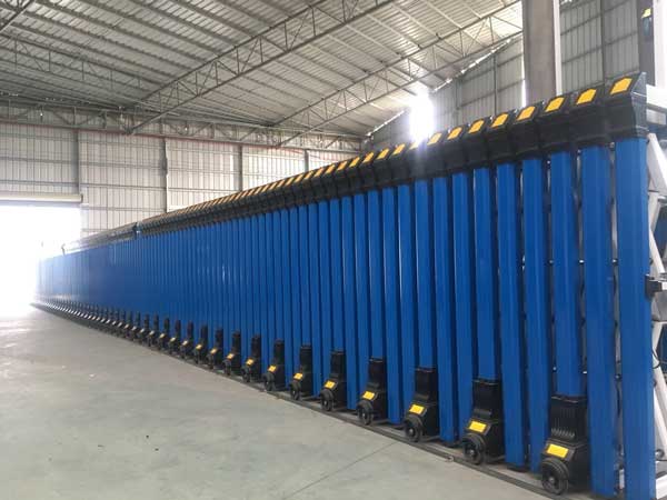 英龙240米大中华伸缩门驻守中航飞机