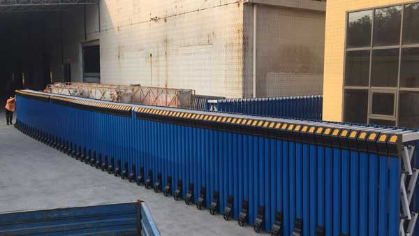 英龙240米大中华伸缩门驻守中航飞机