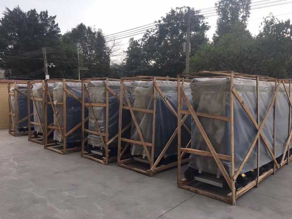 英龙240米大中华伸缩门驻守中航飞机