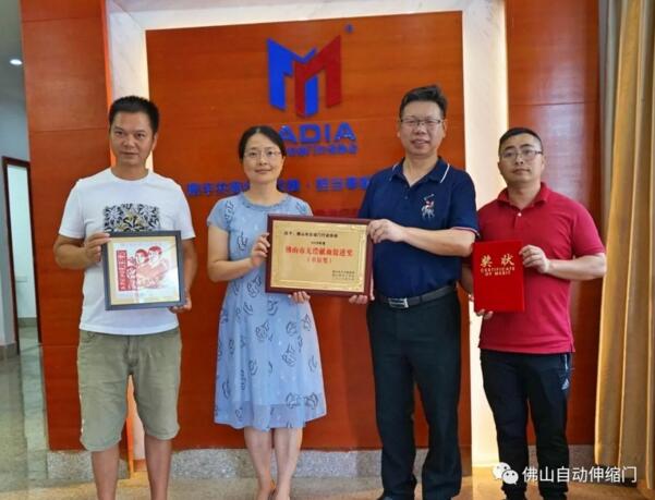 佛山市中心血站温丽玲副站长、邓爱仪主任一行