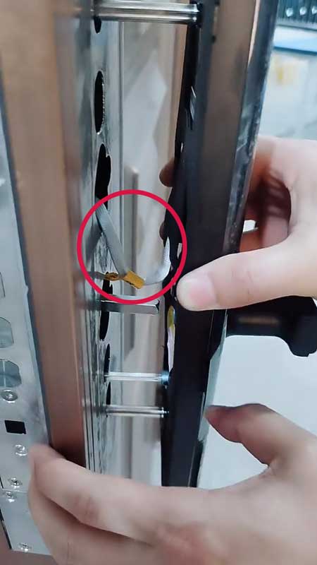 安装时，一定要将线路塞入门内，不要被面板压住