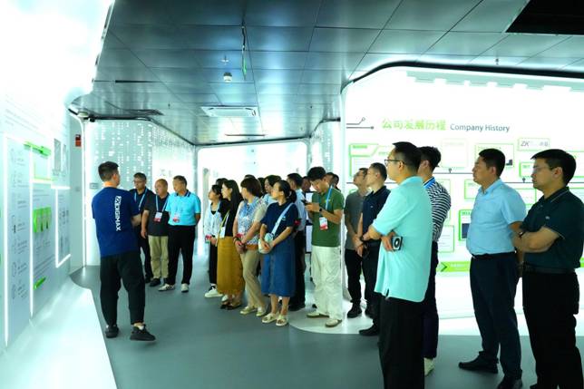 与会嘉宾在熵基科技数字化展厅