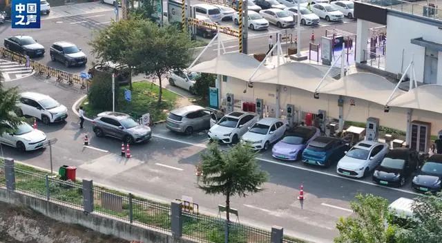 新能源汽车充电桩“占位费” 过高问题被官方媒体关注