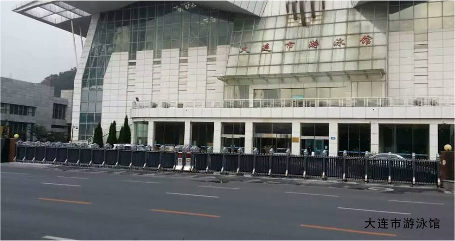大连市游泳馆伸缩门工程案例 - 中出网-智能出入口门户