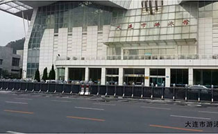 大连市游泳馆伸缩门工程案例 - 中出网-智能出入口与停车充电门户