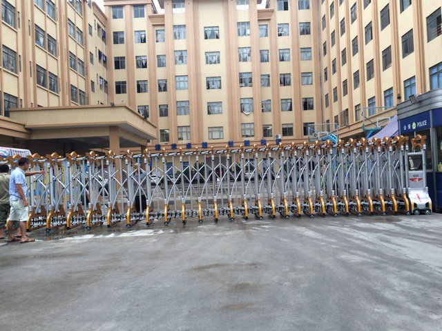 新沂信合大厦伸缩门案例 - 中出网-智能出入口与停车充电门户