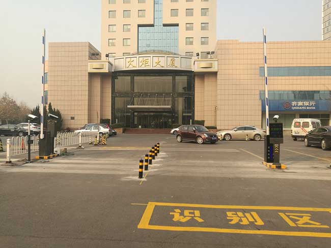 火炬大厦车牌识别系统案例 - 中出网-智能出入口与停车充电门户