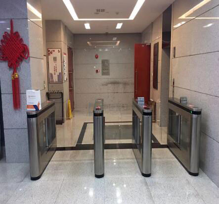 中国石化广州分公司办公大楼速通门摆闸门禁系统案例 - 中出网-智能出入口与停车充电门户
