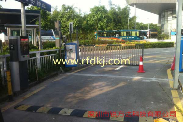 深圳龙华凯龙国际酒店广告道闸案例 - 中出网-智能出入口与停车充电门户