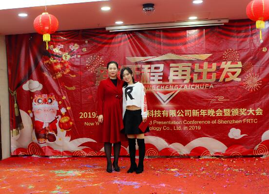 商务先锋奖获得者：王艳平与薛总合影