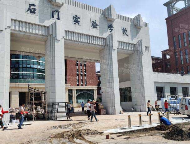 石门实验学校升降柱案例 - 中出网-智能出入口门户