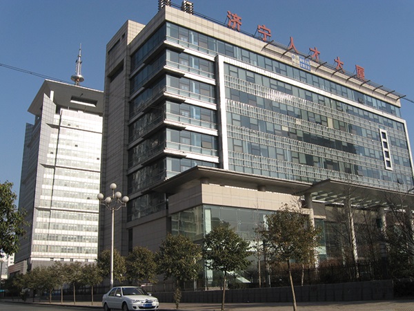 济宁市人才大厦伸缩门案例 - 中出网-智能出入口门户