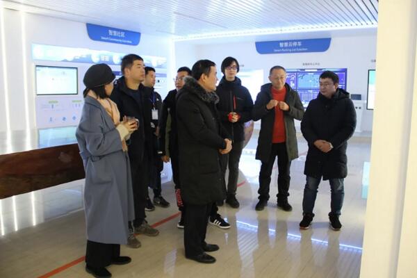 科技局副局长黄端伟等领导一行参观了公司展厅