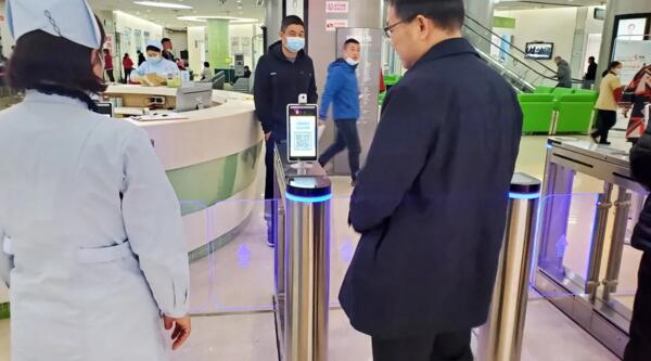 百胜智能提供的通道摆闸及健康码人脸测温识别一体机解决方案