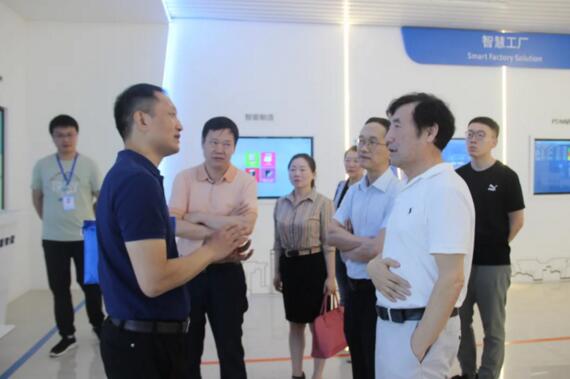 建行省分行副行长彭家彬等领导一行在刘润根董事长的陪同下参观了公司展厅
