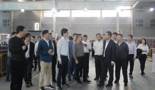 江西省委、省青年企业家协会嘉宾一行实地考察百胜小蓝制造基地生产车间