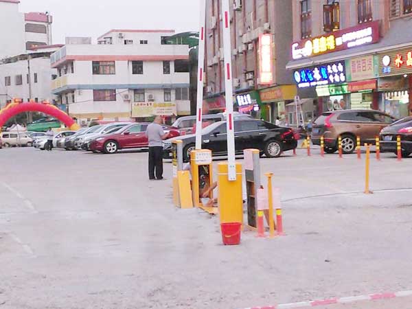 平洲玉器街简易停车场系统 - 中出网-智能出入口与停车充电门户