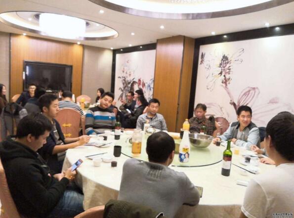 就餐现场 大家把酒迎欢 其乐融融