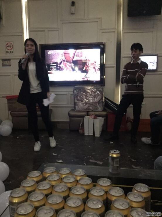 主持人宣布年会开始