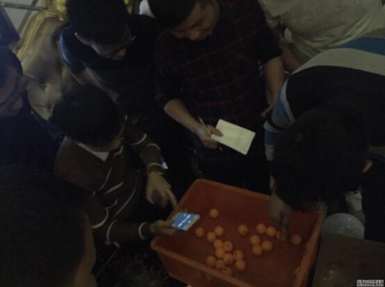 第一个节目：筷子夹兵乓球